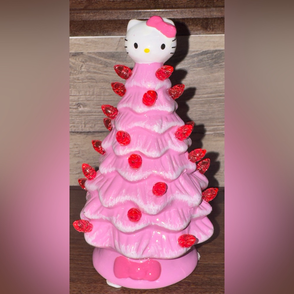 SÚPER CUTE 🥰 HELLO KITTY PINK  CERAMIG CHRISTMAS TREE WITH LIGHTS 5.8”